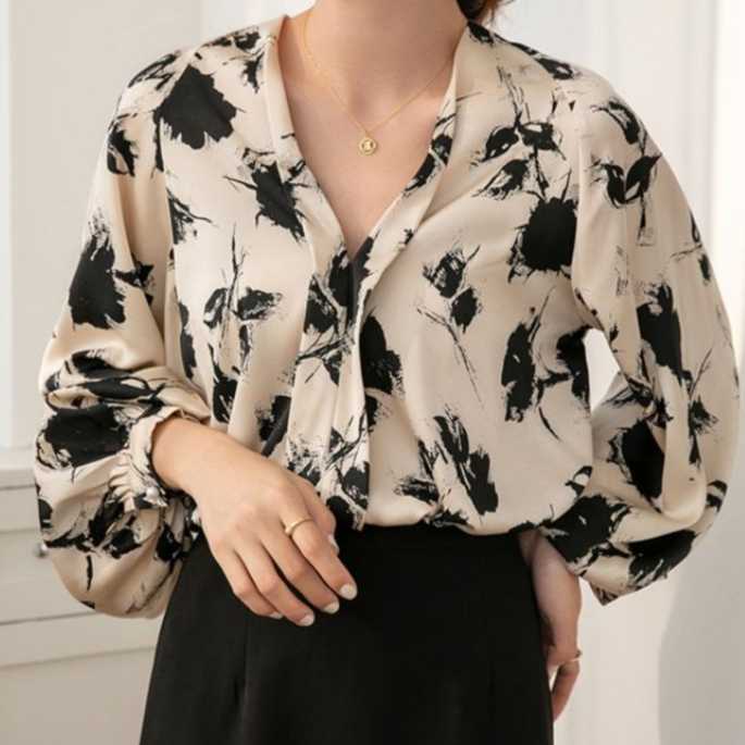 Ariyah | Stijlvolle Bloes met Vintage Print en Lange Mouwen