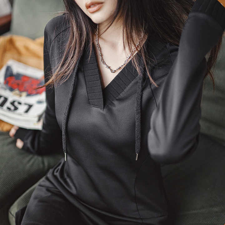 Avery | Hoodie Jurk met V-hals en Getailleerde Pasvorm