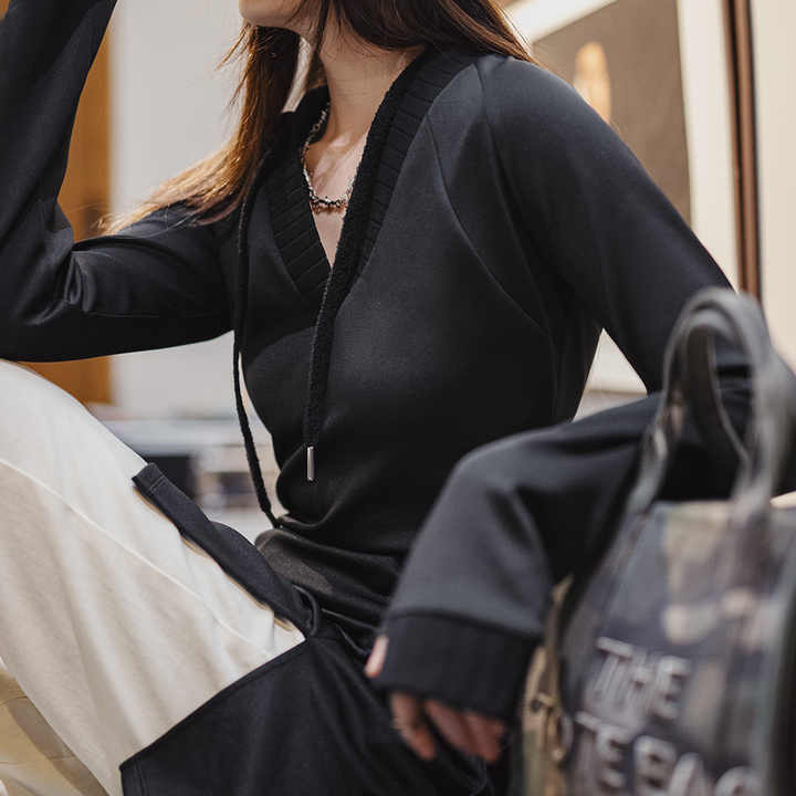 Avery | Hoodie Jurk met V-hals en Getailleerde Pasvorm