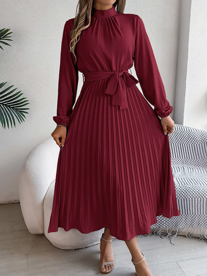 Bea | Elegante damesjurk met opstaande kraag, lange mouwen en geplooide rok