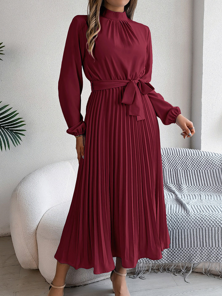 Bea | Elegante damesjurk met opstaande kraag, lange mouwen en geplooide rok