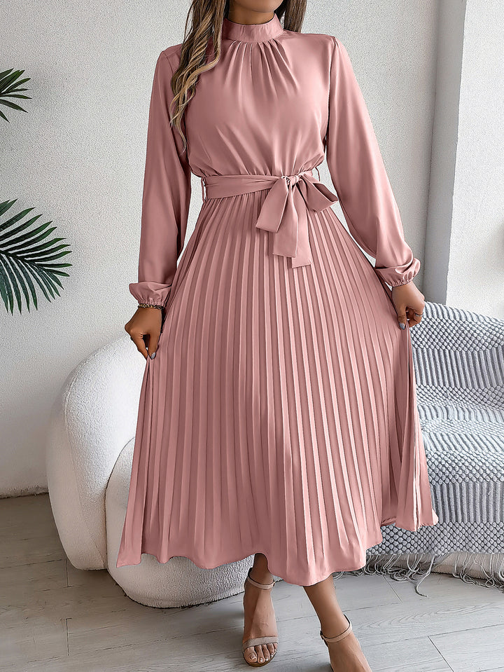 Bea | Elegante damesjurk met opstaande kraag, lange mouwen en geplooide rok