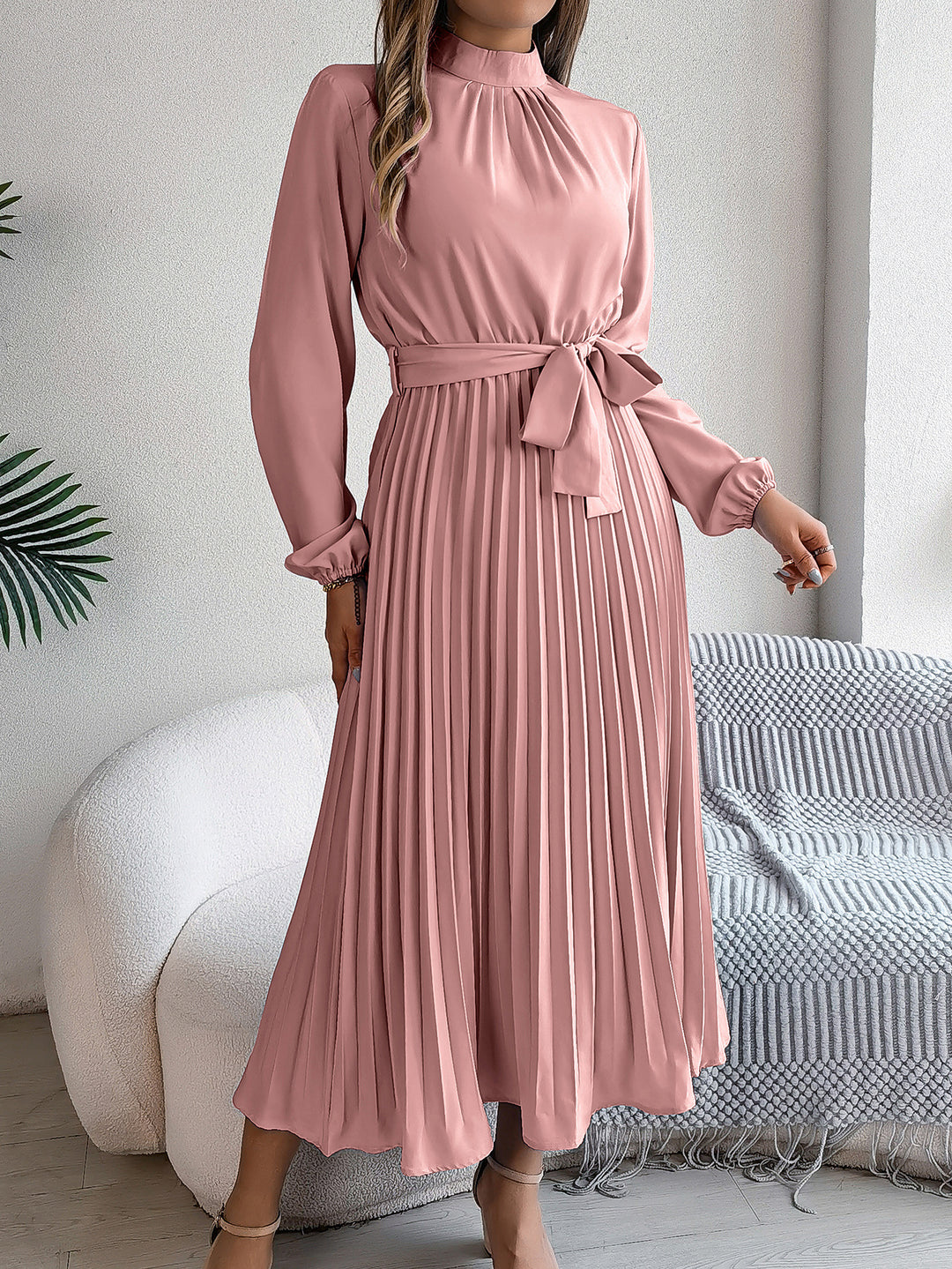 Bea | Elegante damesjurk met opstaande kraag, lange mouwen en geplooide rok