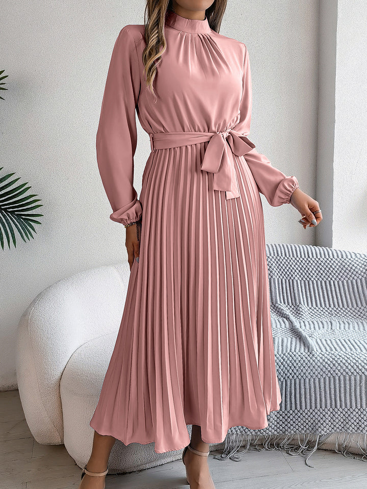 Bea | Elegante damesjurk met opstaande kraag, lange mouwen en geplooide rok