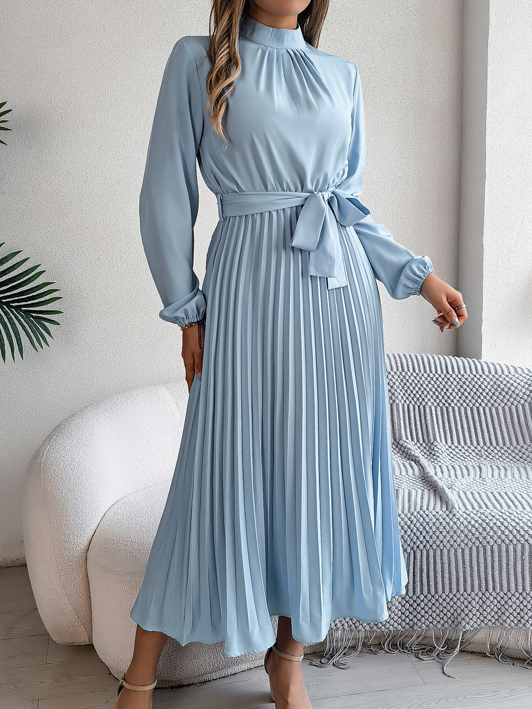 Bea | Elegante damesjurk met opstaande kraag, lange mouwen en geplooide rok