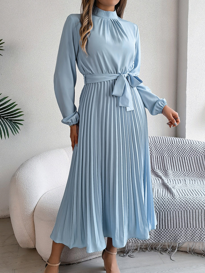 Bea | Elegante damesjurk met opstaande kraag, lange mouwen en geplooide rok