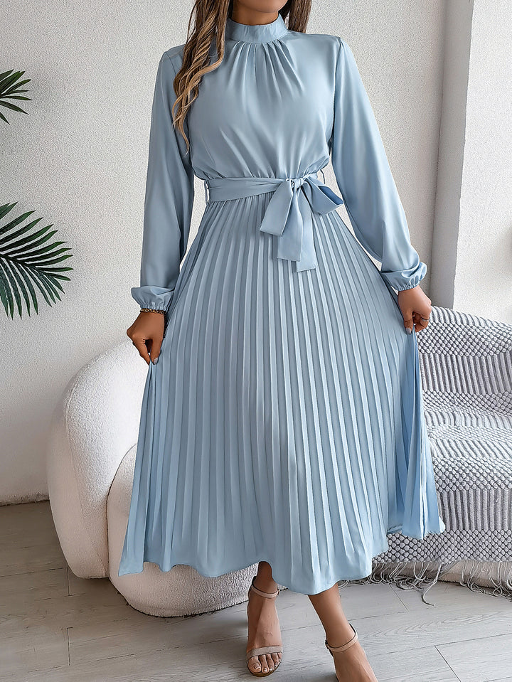 Bea | Elegante damesjurk met opstaande kraag, lange mouwen en geplooide rok