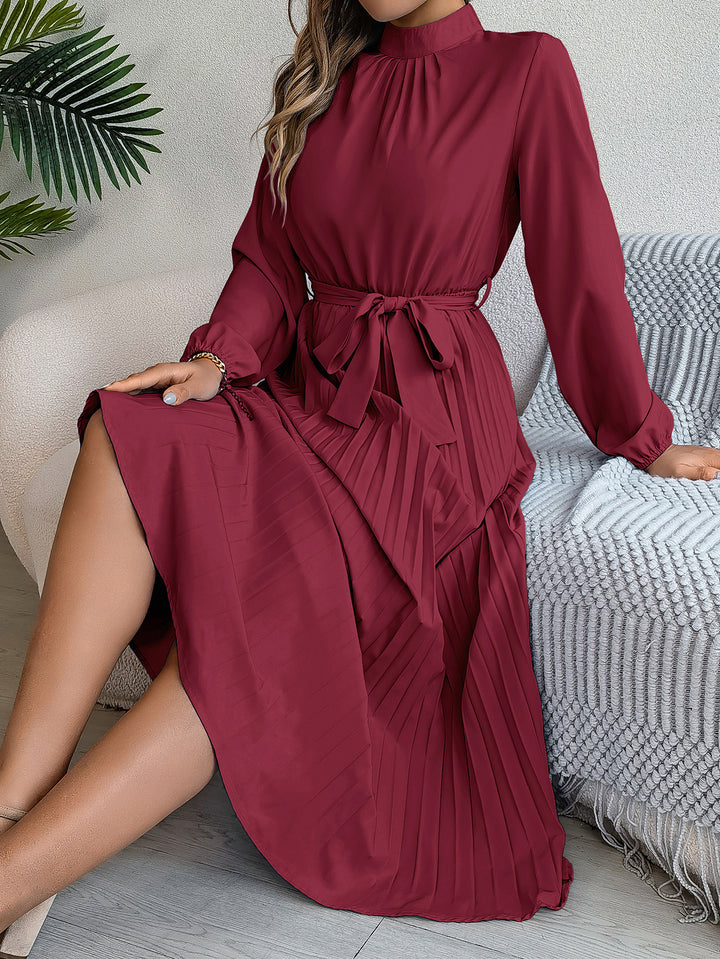 Bea | Elegante damesjurk met opstaande kraag, lange mouwen en geplooide rok