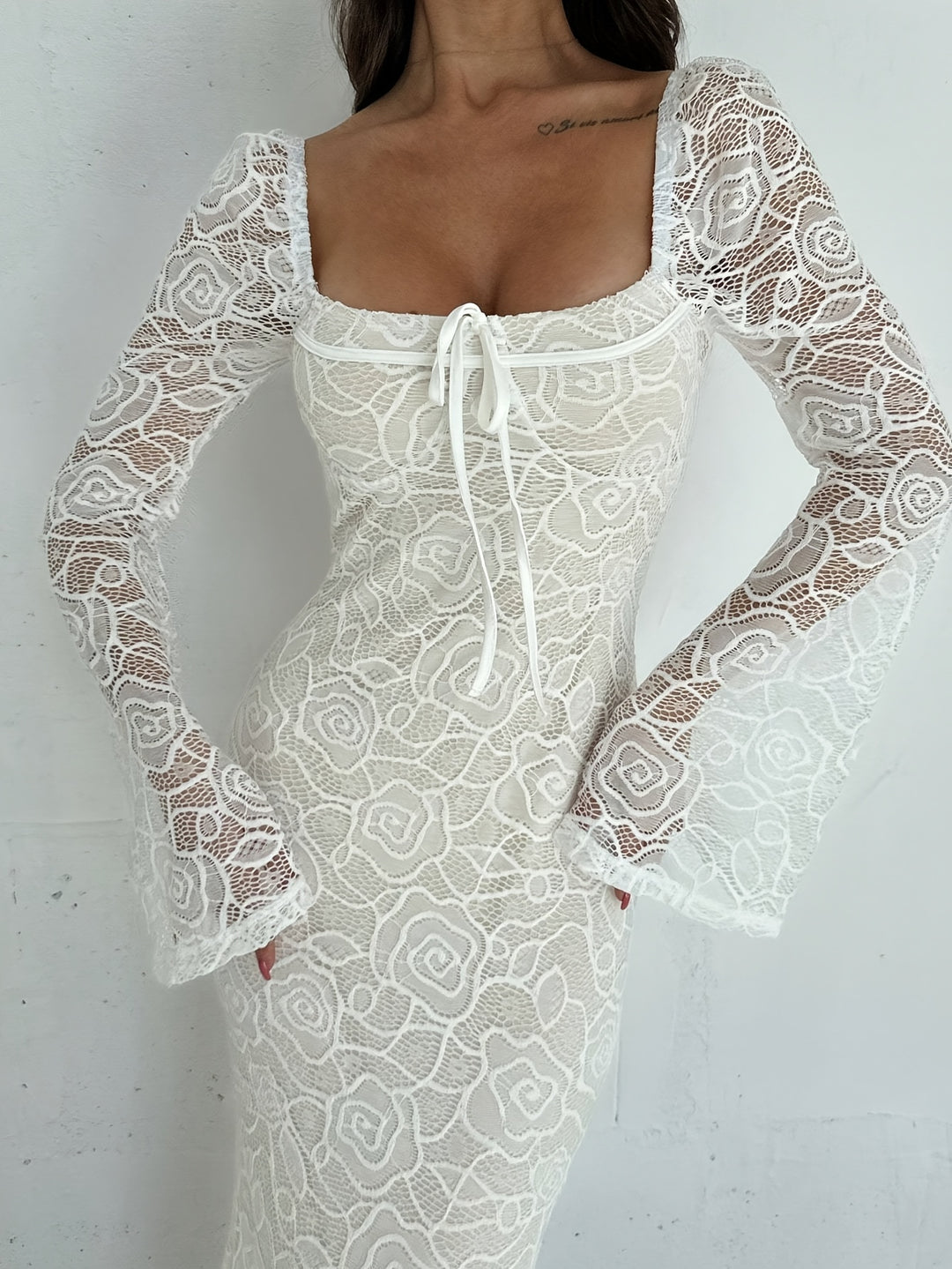 Désirée | Elegante Maxi Jurk met Kant en Uitlopende Mouwen
