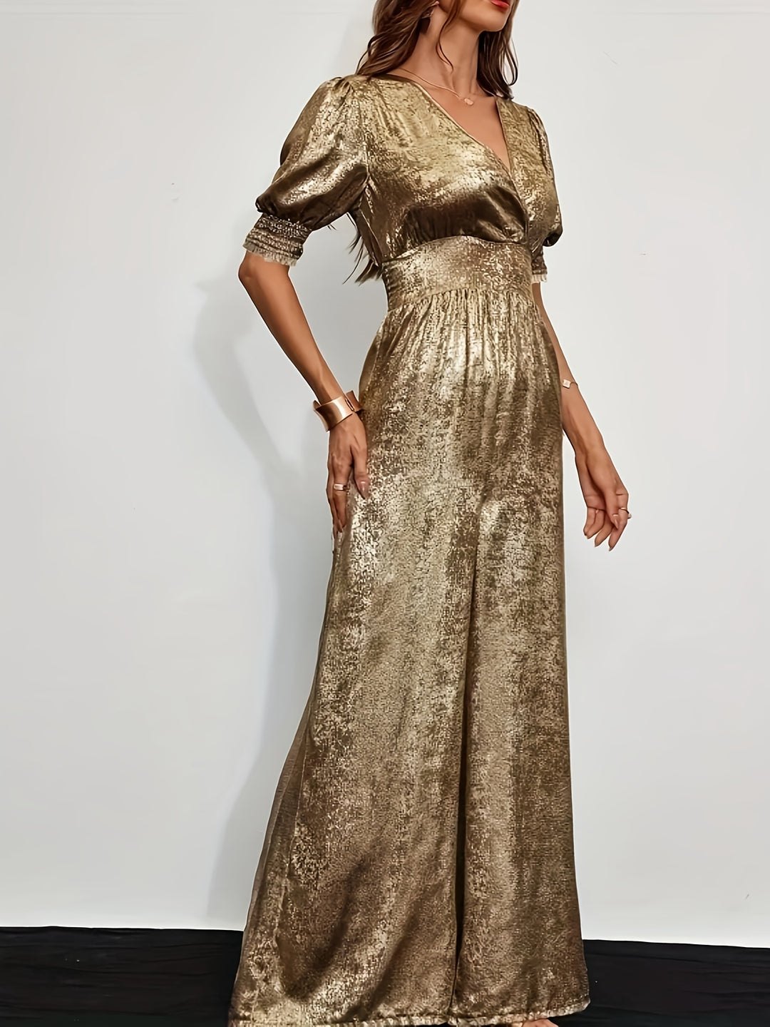 Julie | Gouden Glans Jumpsuit met Elegante Pofmouwen en V-Hals