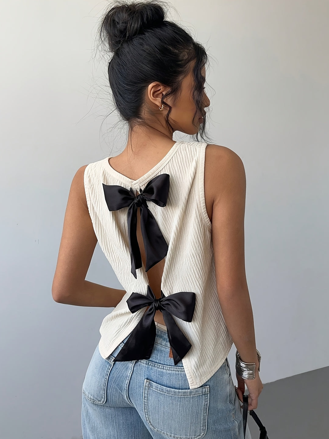 Leah | Elegante Top met Strikdetails en Geribde Textuur