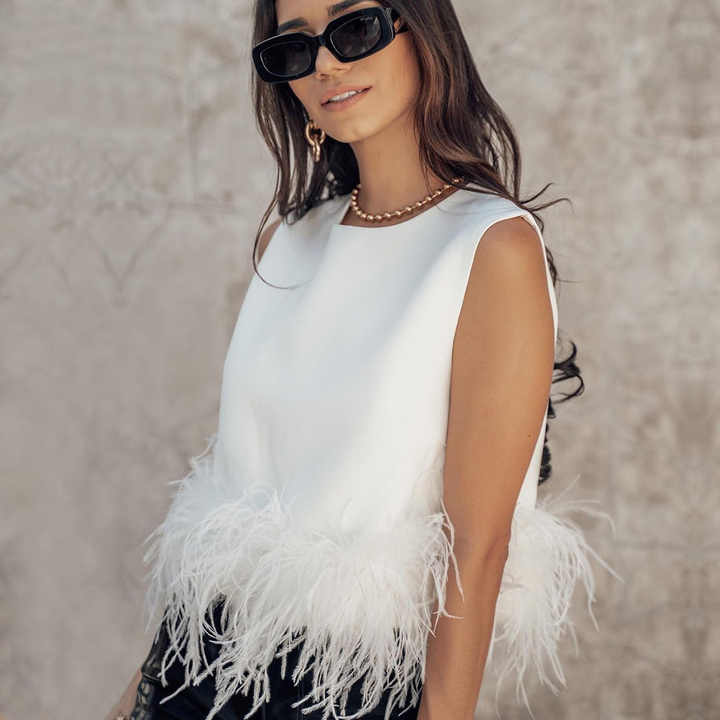Lilliana | Elegante Mouwloze Top met Veeraccent