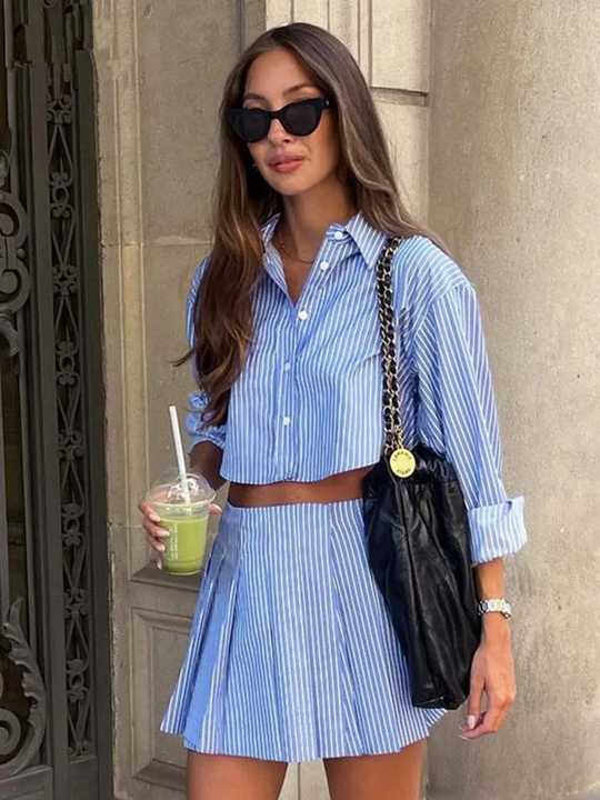 Norie | Elegante Blauw Gestreepte Set met Crop Top en Plooirok