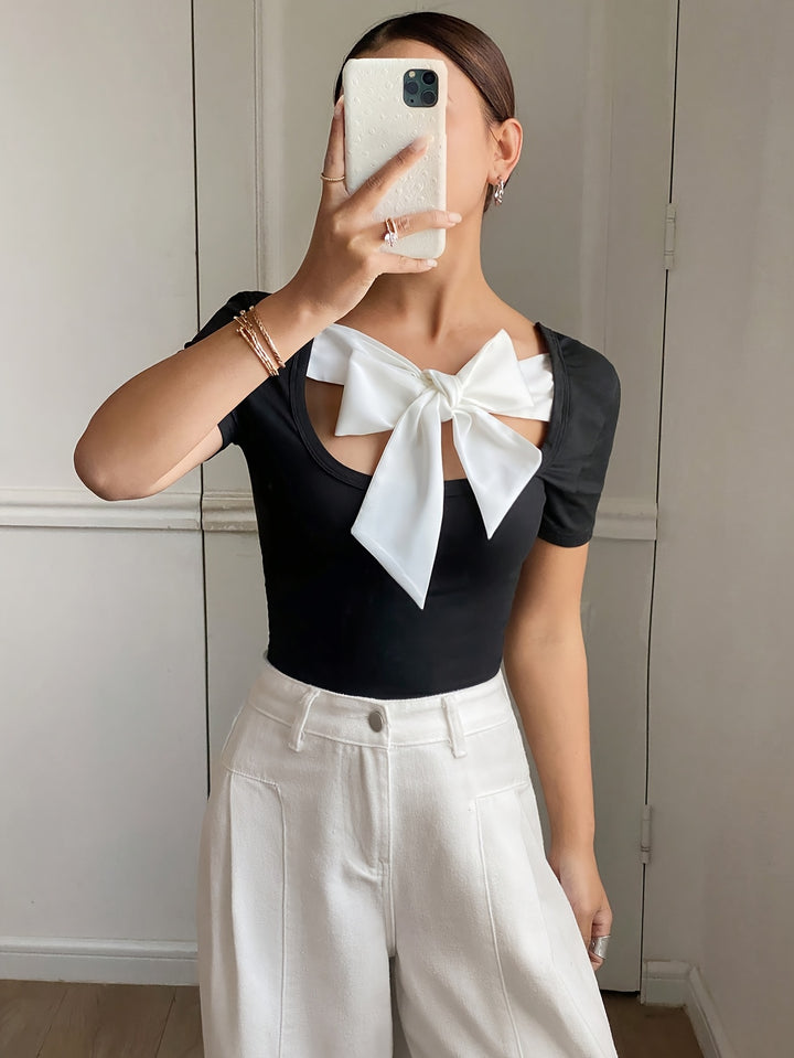 Veron | Elegante Zwarte T-shirt met Strikdetail