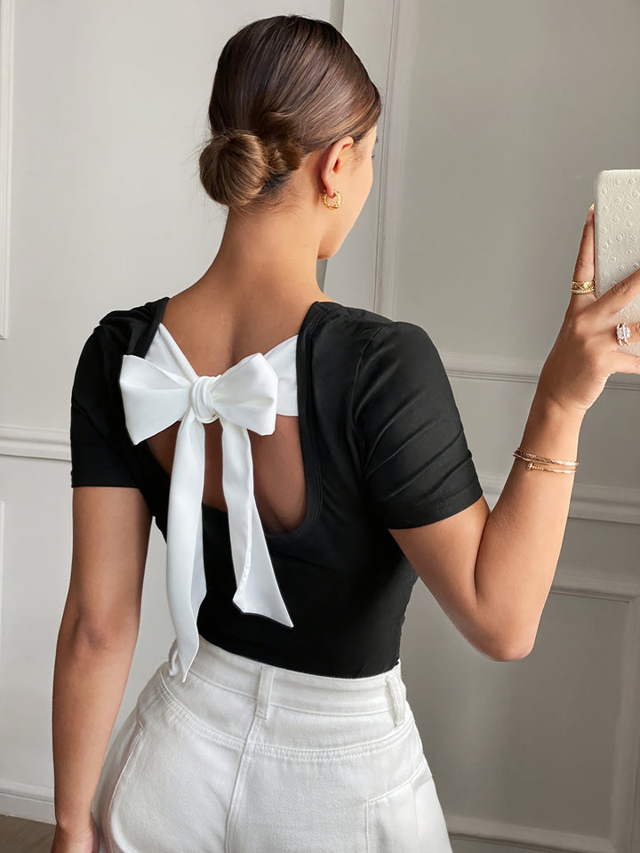Veron | Elegante Zwarte T-shirt met Strikdetail