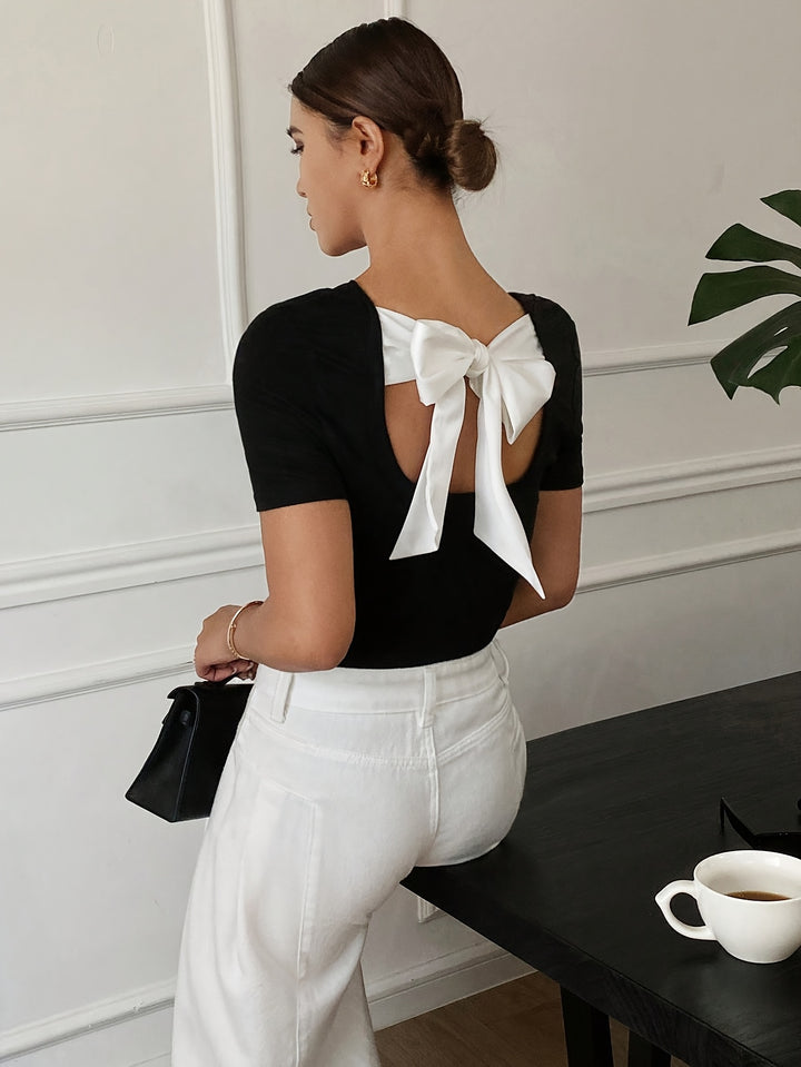 Veron | Elegante Zwarte T-shirt met Strikdetail