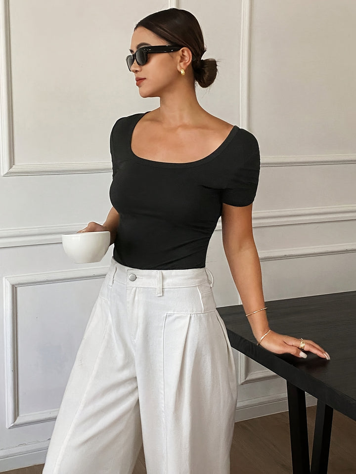 Veron | Elegante Zwarte T-shirt met Strikdetail